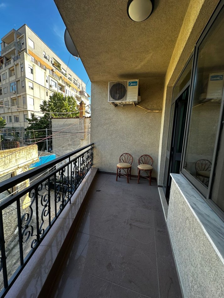 Tirane, jepet me qera apartament 2+1 Kati 2, 135 m² 800 € (Pazari i ri)