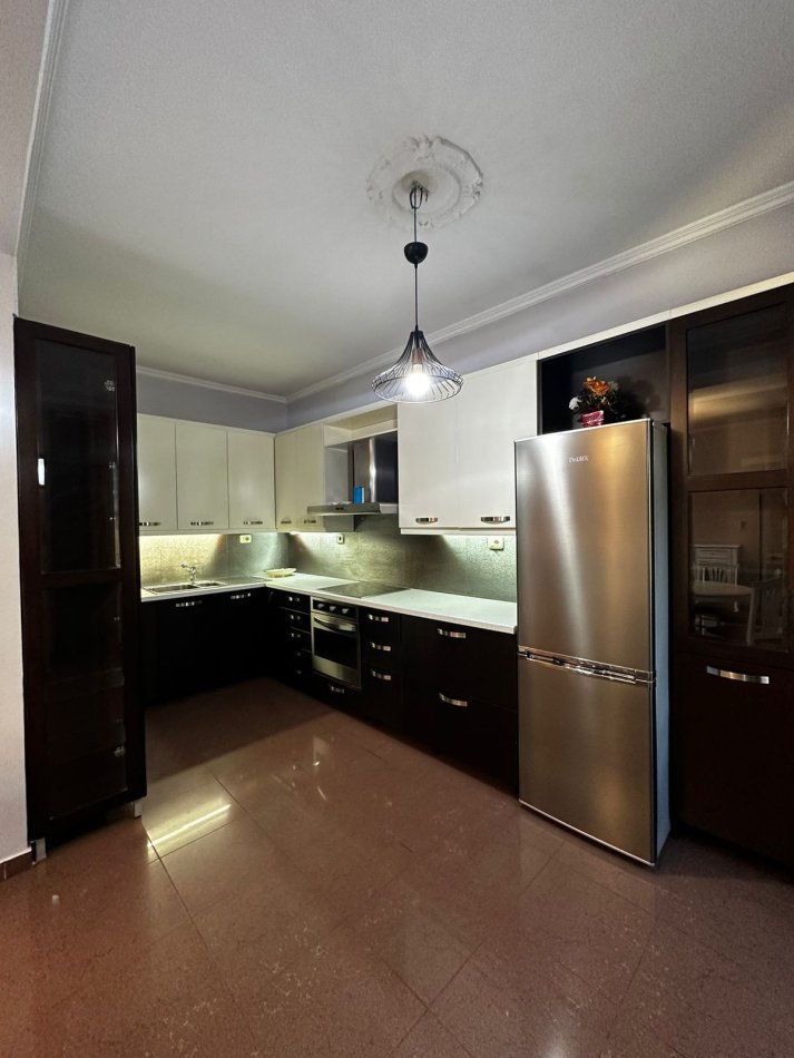 Tirane, jepet me qera apartament 2+1 Kati 2, 135 m² 800 € (Pazari i ri)