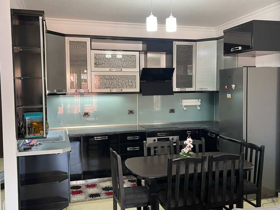 Tirane, jepet me qera apartament 2+1+Ballkon Kati 5, 120 m² 650 € (Rruga Xhanfize Keko, Xhomllik)