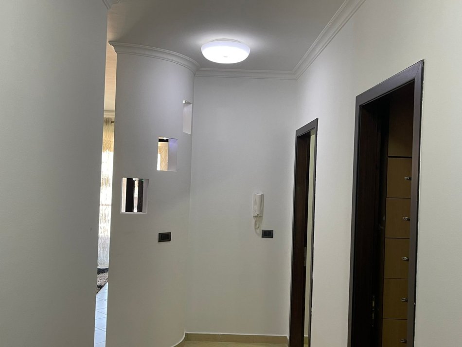 Tirane, jepet me qera apartament 2+1+Ballkon Kati 5, 120 m² 650 € (Rruga Xhanfize Keko, Xhomllik)