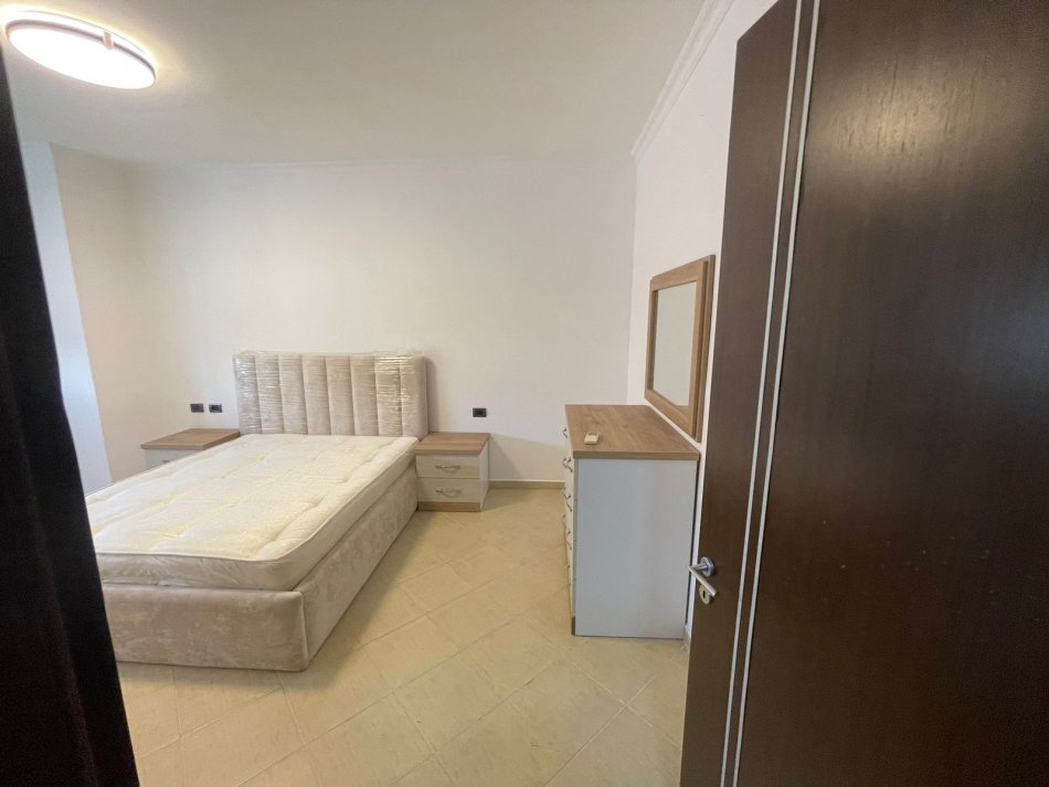 Tirane, jepet me qera apartament 2+1+Ballkon Kati 5, 120 m² 650 € (Rruga Xhanfize Keko, Xhomllik)