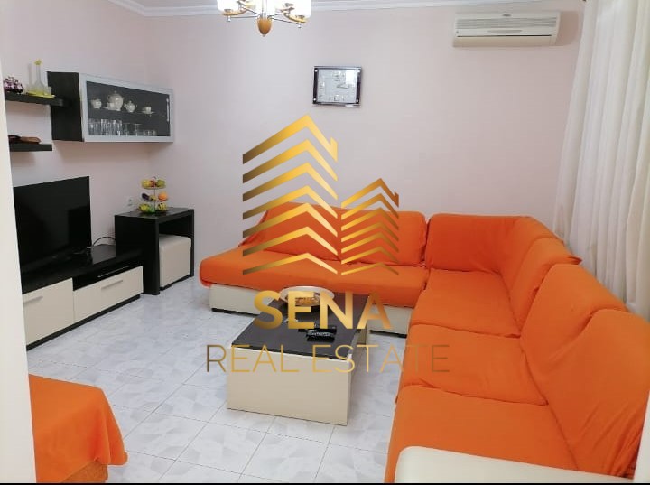 Tirane, jepet me qera apartament 2+1+Ballkon Kati 6, 85 m² 400 € (Rruga Sitki Cico)