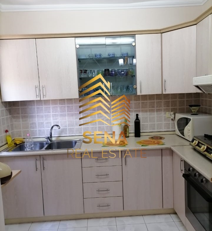 Tirane, jepet me qera apartament 2+1+Ballkon Kati 6, 85 m² 400 € (Rruga Sitki Cico)