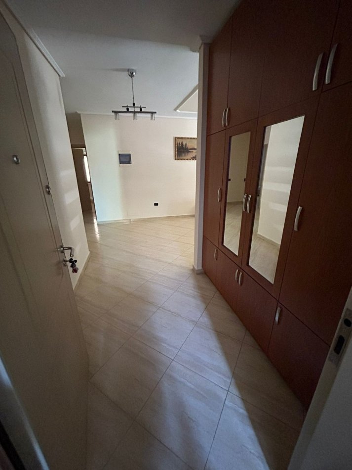 Tirane, jepet me qera apartament 3+1+Ballkon Kati 2, 145 m² 500 € (Tek Vilat Gjermane)