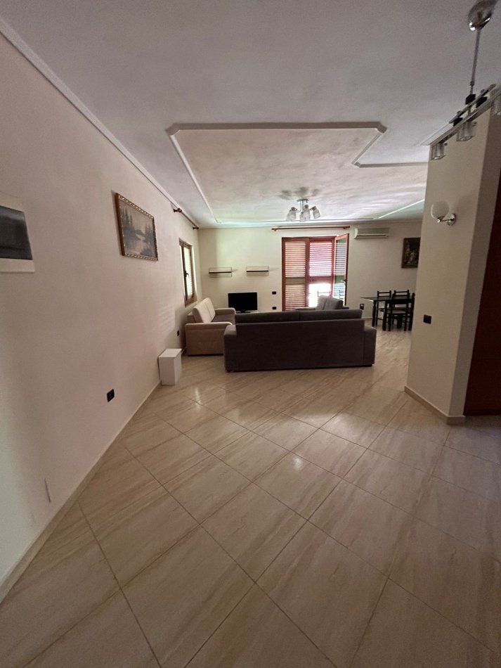 Tirane, jepet me qera apartament 3+1+Ballkon Kati 2, 145 m² 500 € (Tek Vilat Gjermane)