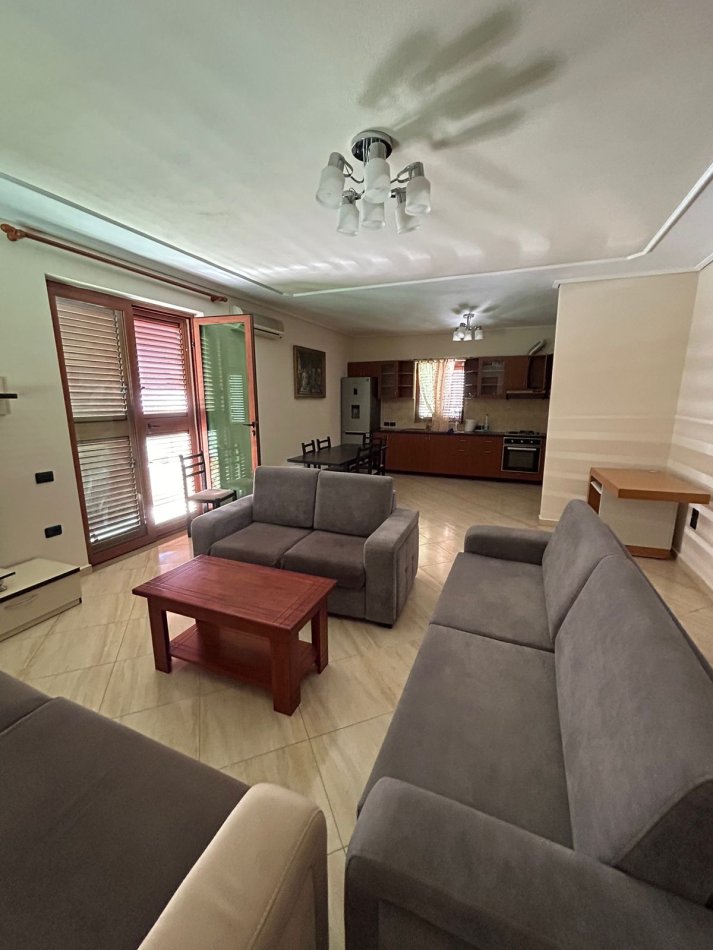 Tirane, jepet me qera apartament 3+1+Ballkon Kati 2, 145 m² 500 € (Tek Vilat Gjermane)