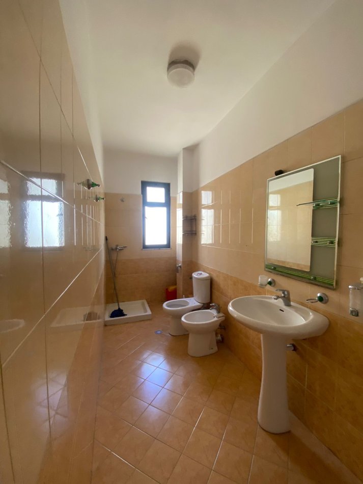 Tirane, jepet me qera apartament 2+1+Ballkon Kati 7, 100 m² 400 € (Laprake)