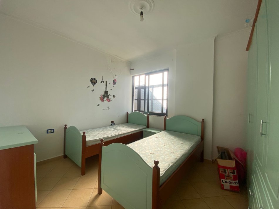 Tirane, jepet me qera apartament 2+1+Ballkon Kati 7, 100 m² 400 € (Laprake)