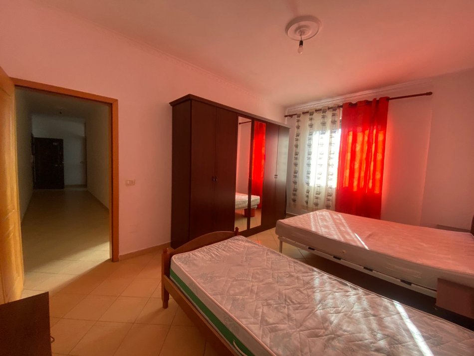 Tirane, jepet me qera apartament 2+1+Ballkon Kati 7, 100 m² 400 € (Laprake)