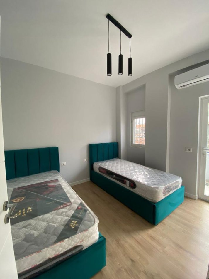 Tirane, jepet me qera apartament 2+1+Ballkon Kati 2, 90 m² 600 € (21 Dhjetori)