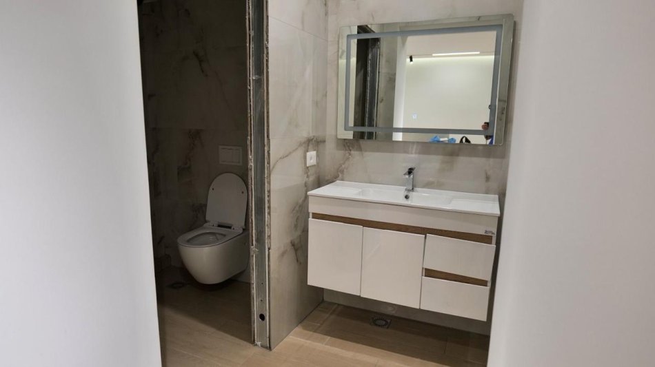 Tirane, jepet me qera ambjent biznesi Kati 0, 125 m² 2.400 € (Rruga Bill Klinton)