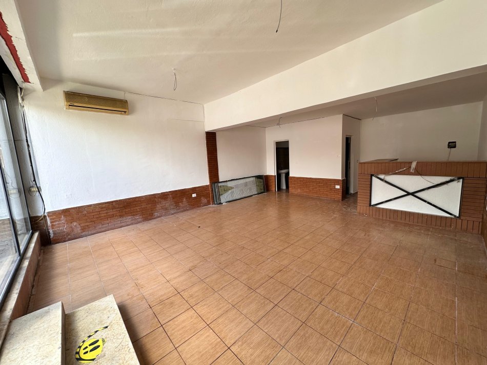 Tirane, jepet me qera ambjent biznesi , Kati 0, 60 m² 300 € (Komuna e Parisit)