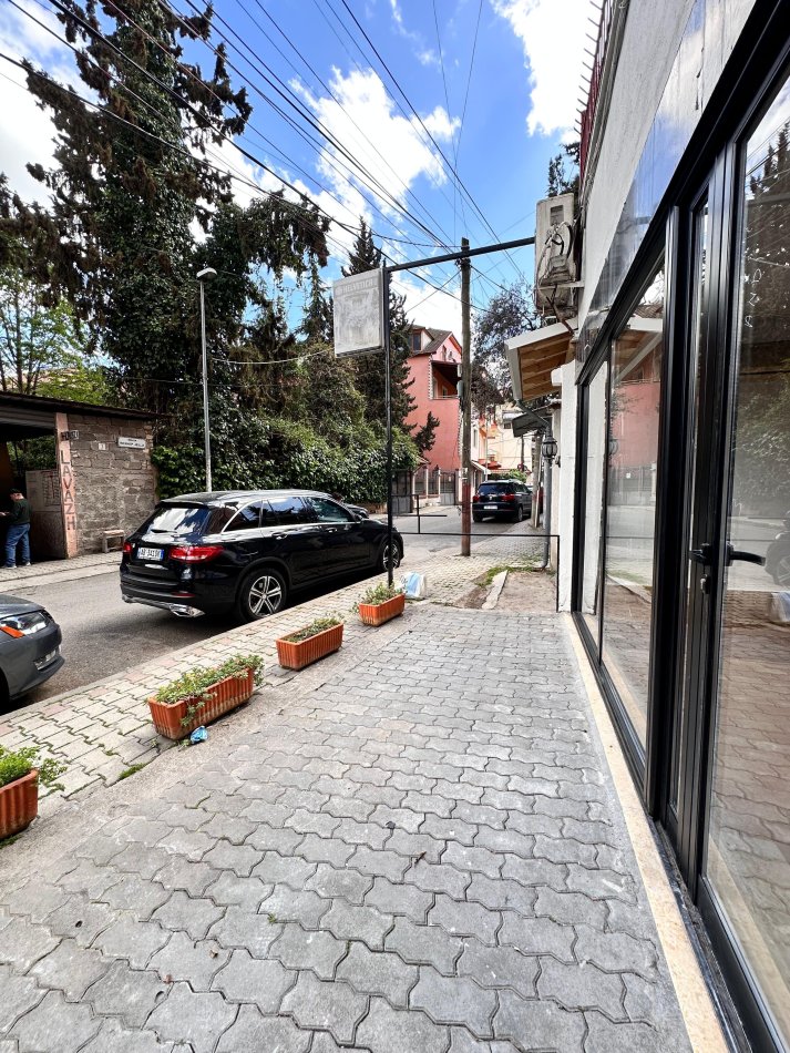 Tirane, jepet me qera ambjent biznesi , Kati 0, 60 m² 300 € (Komuna e Parisit)
