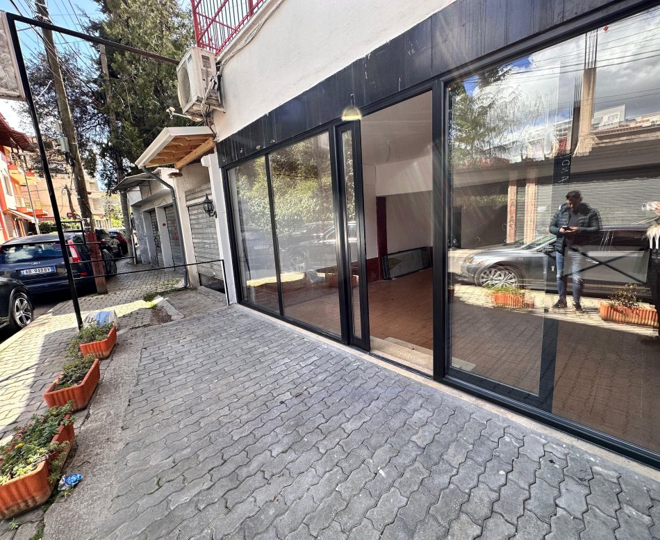 Tirane, jepet me qera ambjent biznesi , Kati 0, 60 m² 300 € (Komuna e Parisit)