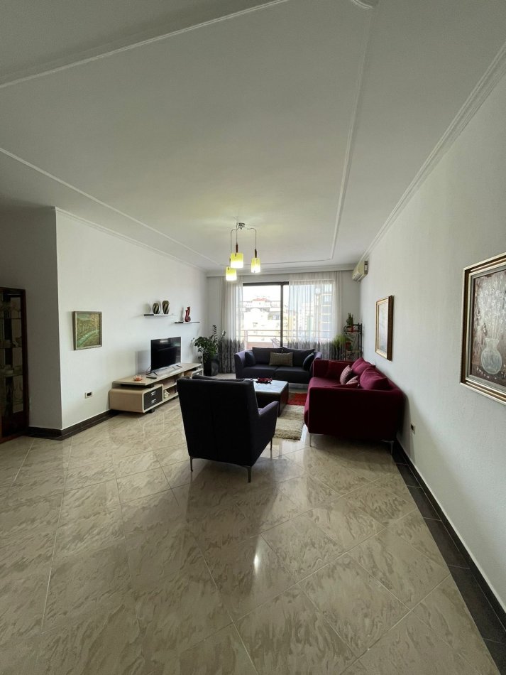 Tirane, jepet me qera 2+1 Kati 8, 145 m² 800 € (Blloku)