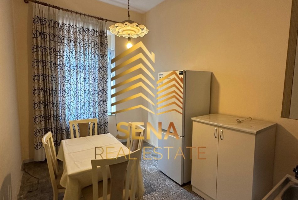 Tirane, jepet me qera apartament 1+1+Aneks Kati 4, 75 m² 400 € (Rruga Deshmoret e 4 Shkurtit)