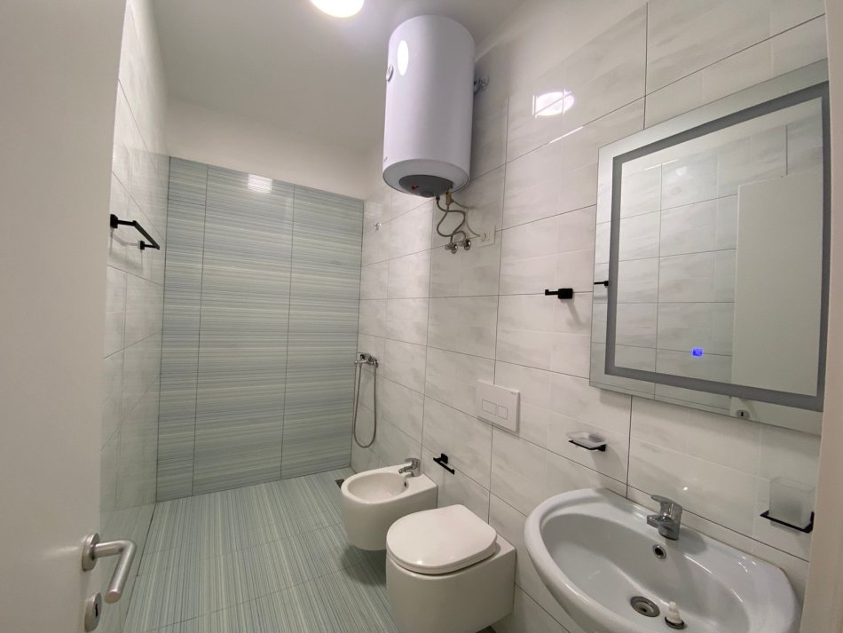 Tirane, jepet me qera apartament 2+1+Ballkon Kati 6, 100 m² 750 € (BULEVARDI I RI)