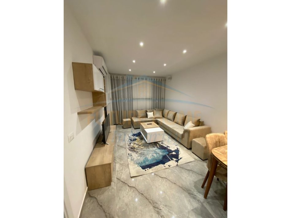 Tirane, jepet me qera 1+1+post parkimi Kati 2, 64 m² 500 € (Oxhaku)