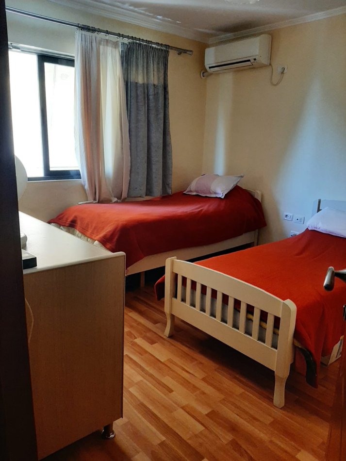 Tirane, shitet apartament 1+1+Ballkon Kati 5, 51 m² 72.100 € (Rruga Kahreman Ylli)