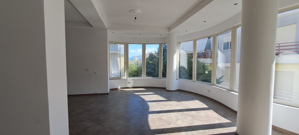 Tirane, jepet me qera GODINE 3KATESHE  517 m² 3.000 € (KOPSHTI ZOOLOGJIK)