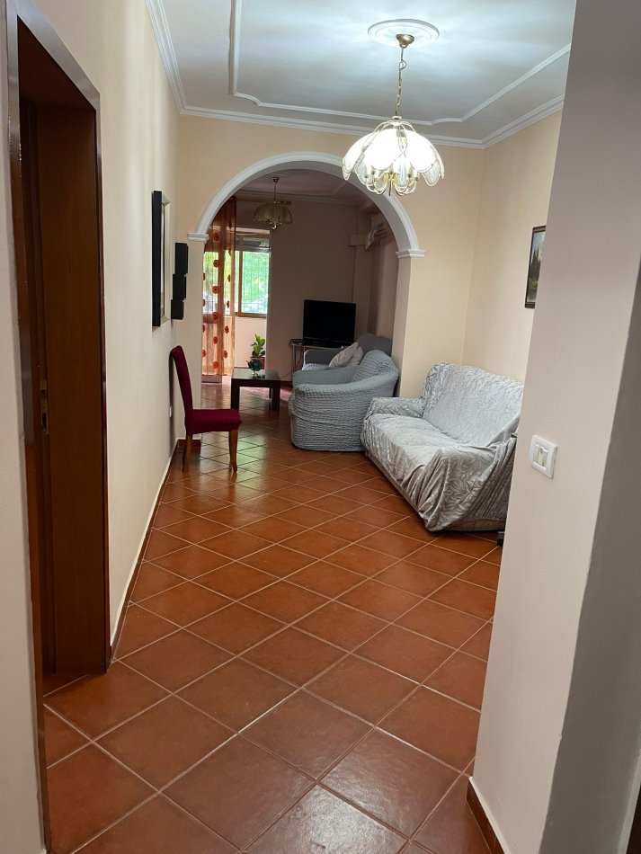 Tirane, jepet me qera apartament 2+1 Kati 1, 75 m² 500 € (21 Dhjetori)