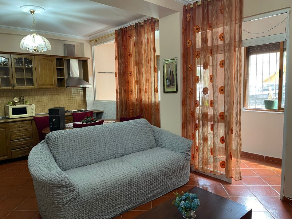 Tirane, jepet me qera apartament 2+1 Kati 1, 75 m² 500 € (21 Dhjetori)