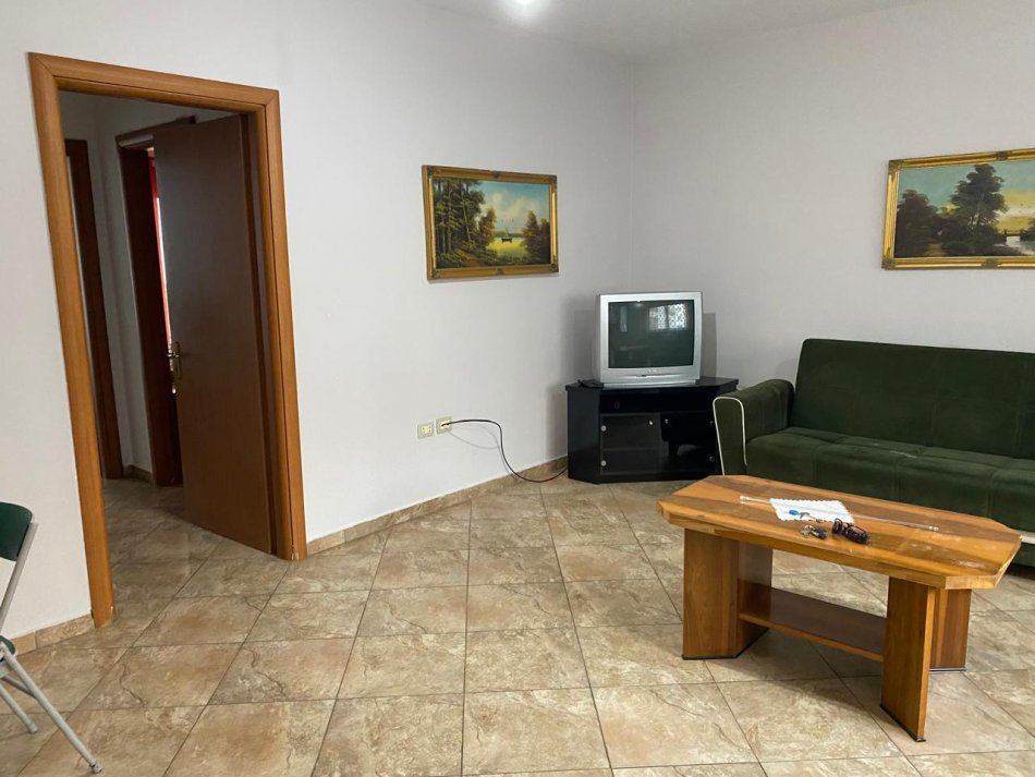 Jepet me qera apartament 2+1, kati i 4 me ashensor, 100m², 35.000 Leke (prane KMY-Yzberisht)