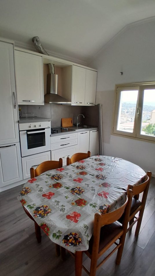 Tirane, Kati i 3-te i nje vile me qira  2+1,  95 m² 390 € (Rruga Budi)