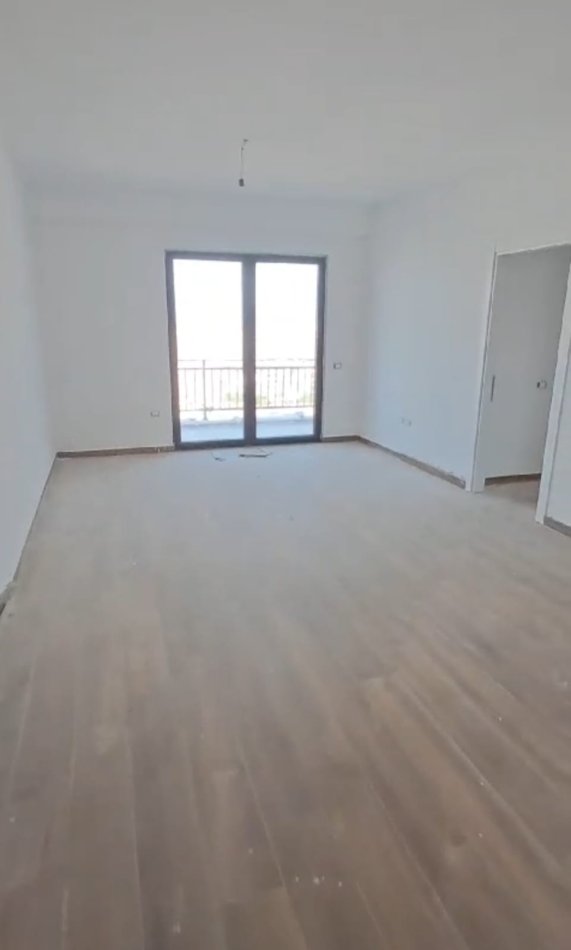 Tirane, jepet me qera apartament 2+1+Ballkon Kati 6, 116 m² 400 € (farmacia 10, rruga dibres)