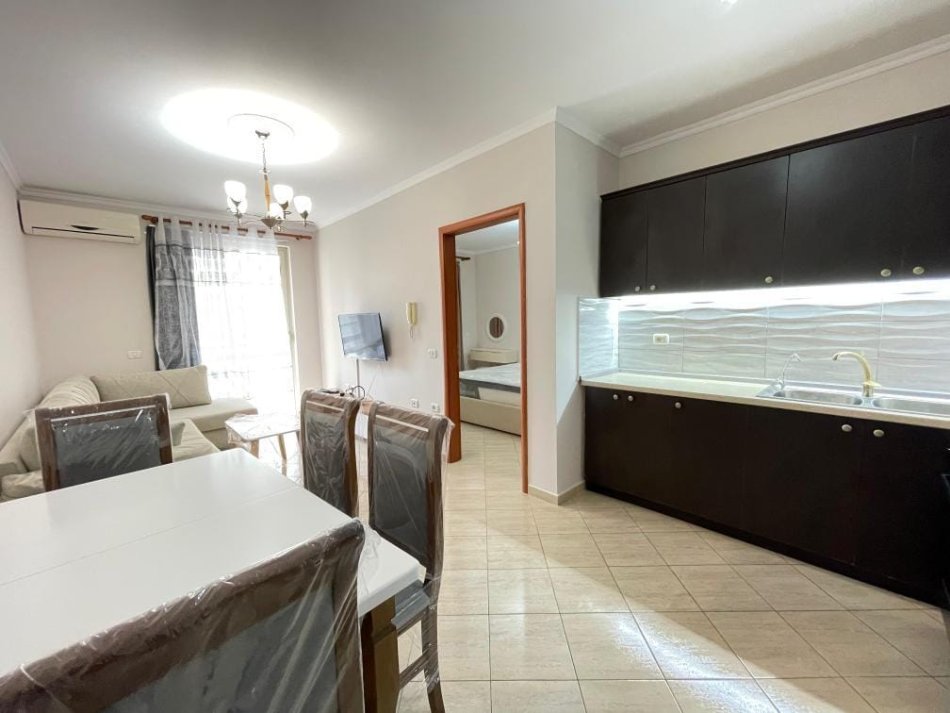 Shqiperi, jepet me qera apartament 1+1+Ballkon Kati 3, 77 m² 600 € (selvia)