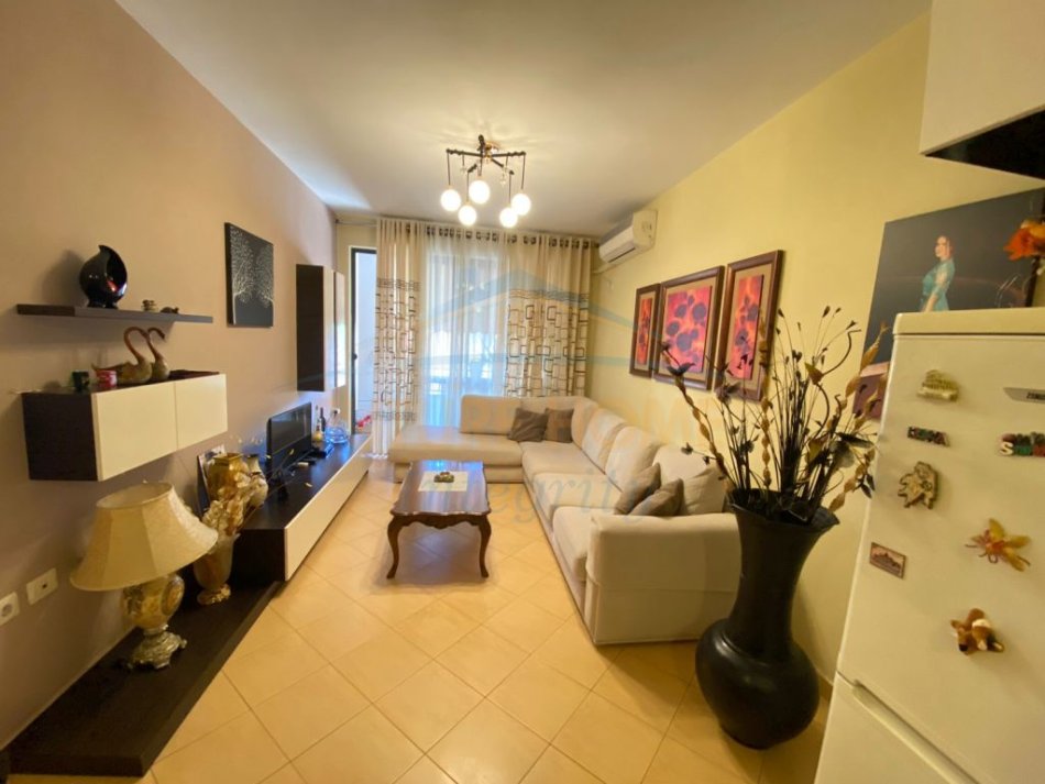Tirane, jepet me qera apartament 2+1 Kati 2, 94 m² 550 € (Xhamia e Tabakeve Tirane)
