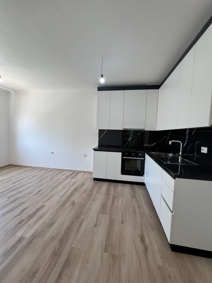 Tirane, jepet me qera apartament 2+1 Kati 2, 80 m² 400 € (Ish Fusha e Aviacionit)