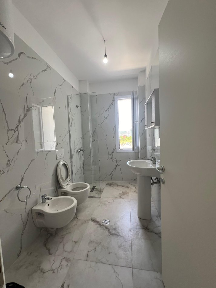 Tirane, jepet me qera apartament 2+1 Kati 2, 80 m² 400 € (Ish Fusha e Aviacionit)