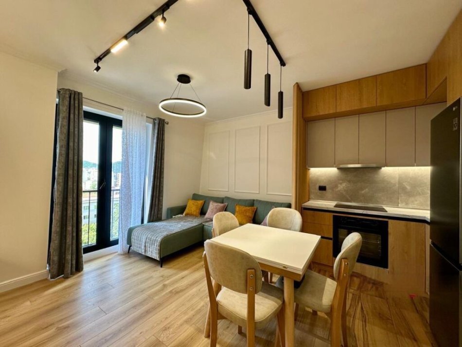 Tirane, jepet me qera apartament 1+1+Ballkon Kati 7, 69 m² 800 € (Qender)