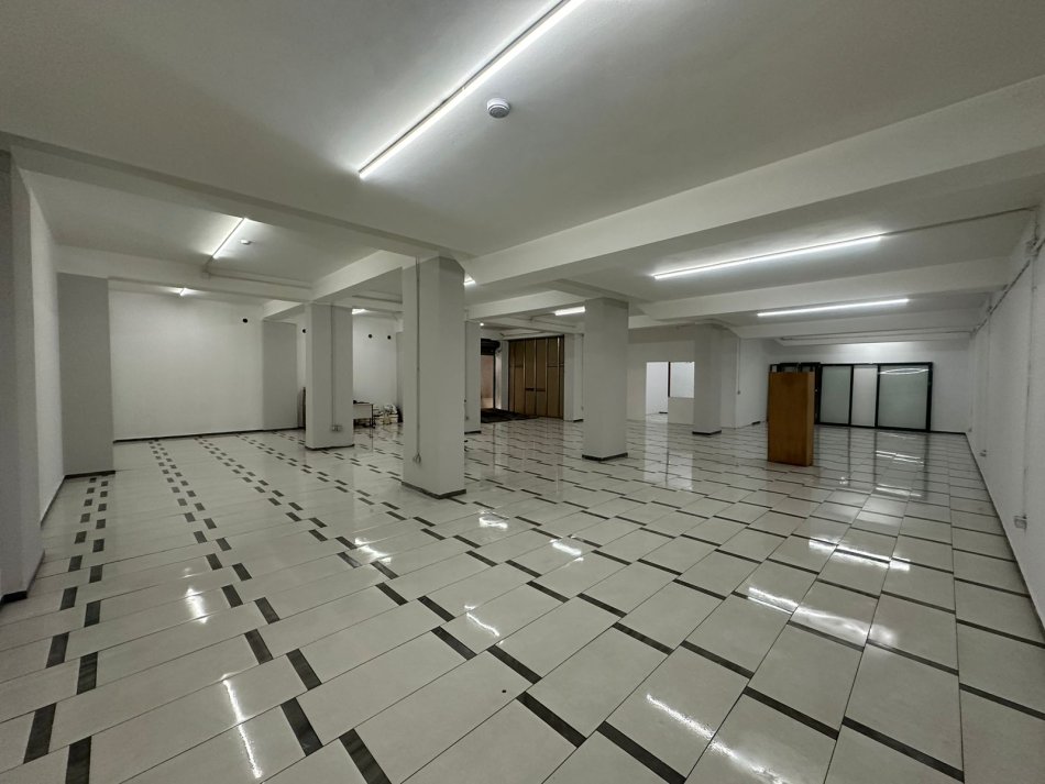 Tirane, jepet me qera Kati -1, 335 m² 1.500 € (Astir)