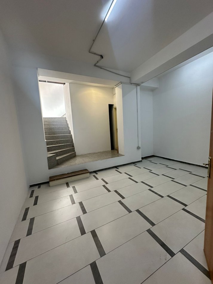 Tirane, jepet me qera Kati -1, 335 m² 1.500 € (Astir)