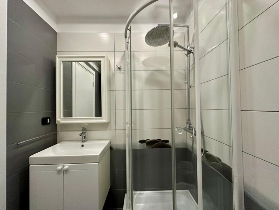 Tirane, jepet me qera apartament 1+1 Kati 8, 62 m² 800 € (rruga e Kavajes)