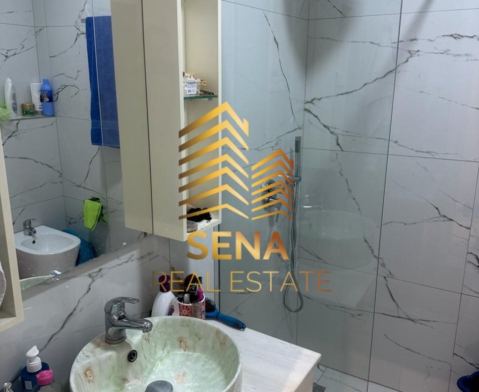 Tirane, jepet me qera apartament 1+1+Ballkon Kati 3, 65 m² 500 € (RRUGA KODRA E DIELLIT)