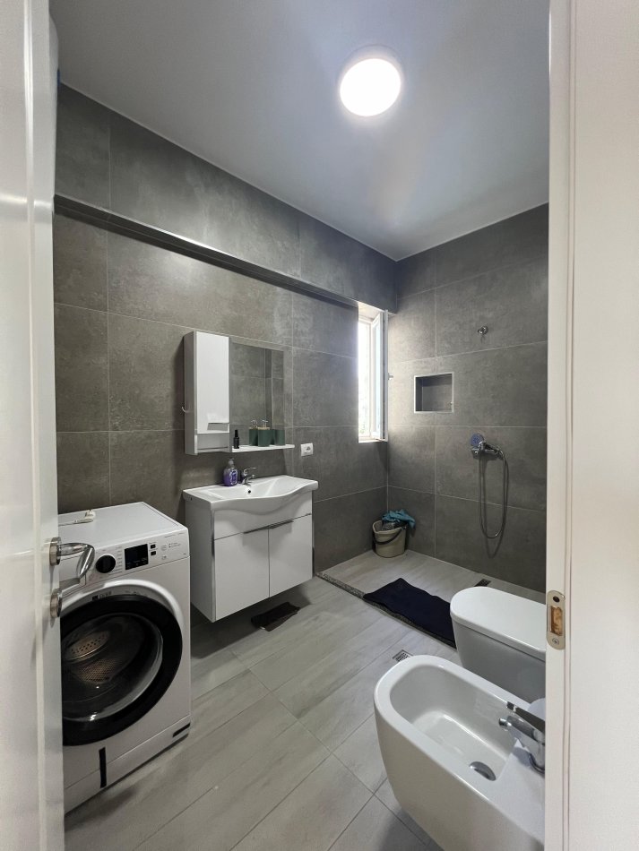 Tirane, jepet me qera 2+1 Kati 4, 100 m² 550 € (LIQENI I THATE)