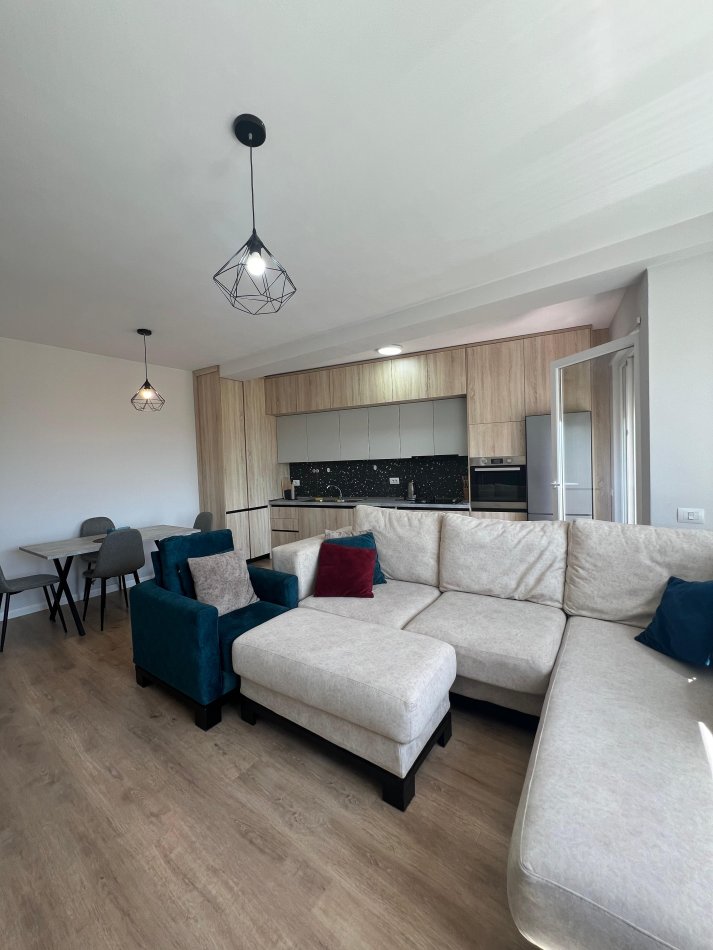 Tirane, jepet me qera 2+1 Kati 4, 100 m² 550 € (LIQENI I THATE)
