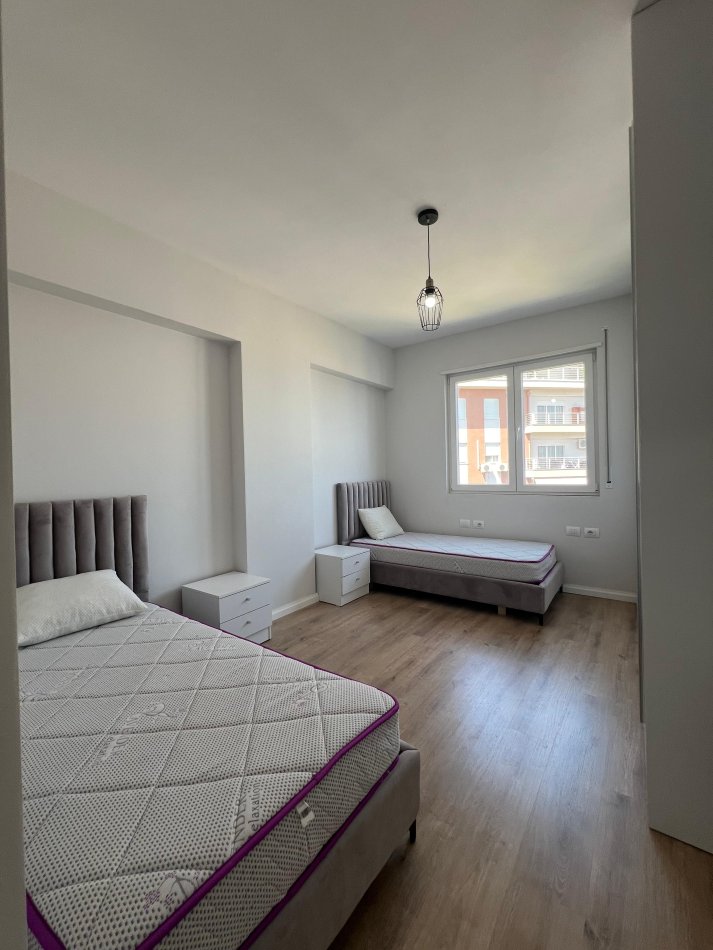 Tirane, jepet me qera 2+1 Kati 4, 100 m² 550 € (LIQENI I THATE)