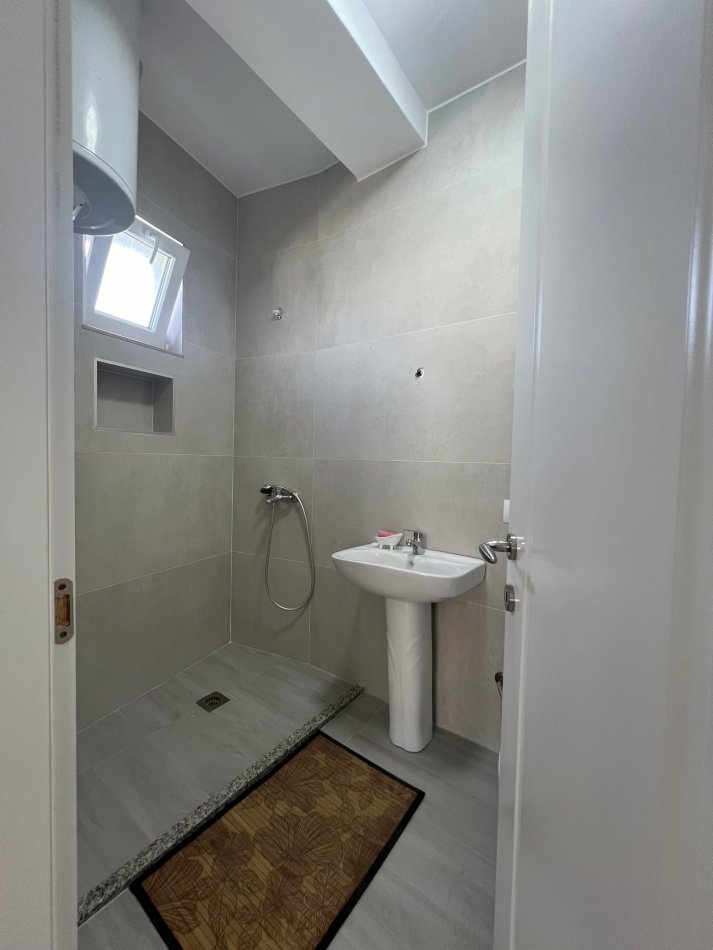 Tirane, jepet me qera 2+1 Kati 4, 100 m² 550 € (LIQENI I THATE)