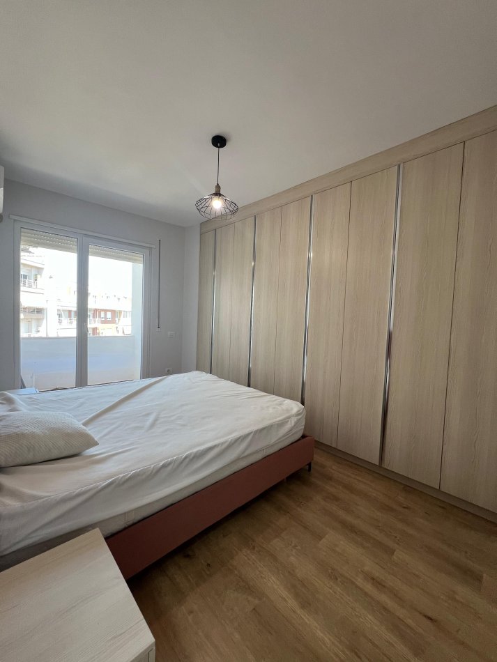 Tirane, jepet me qera 2+1 Kati 4, 100 m² 550 € (LIQENI I THATE)
