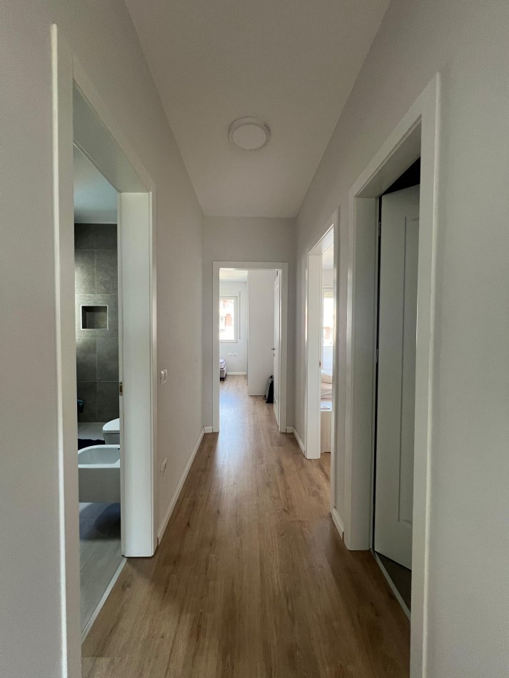 Tirane, jepet me qera 2+1 Kati 4, 100 m² 550 € (LIQENI I THATE)