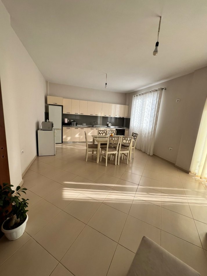 Tirane, jepet me qera shtepi 2 Katshe Kati 2, 3.100 m² 2.500 € (Lundër)