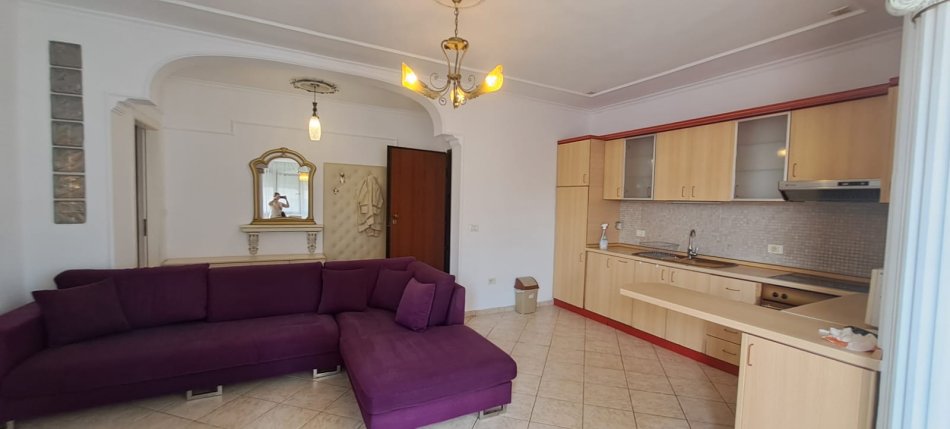 Tirane, jepet me qera apartament 2+1+Ballkon, Kati 7, 95 m² 600 € (rruga e kavajes)prane Kishes