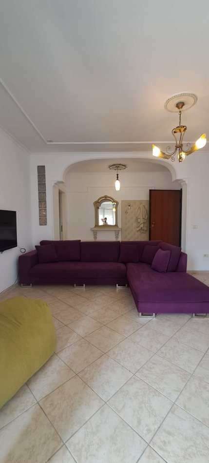 Tirane, jepet me qera apartament 2+1+Ballkon, Kati 7, 95 m² 600 € (rruga e kavajes)prane Kishes