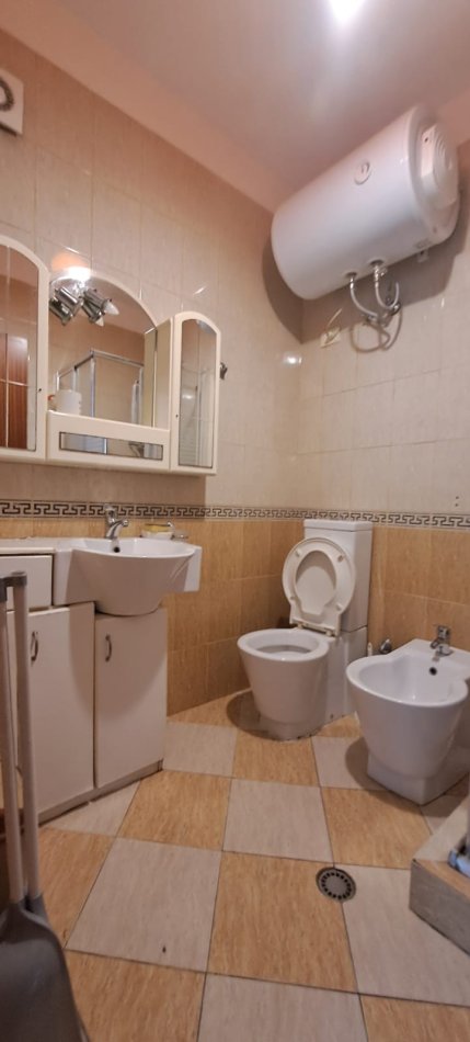 Tirane, jepet me qera apartament 2+1+Ballkon, Kati 7, 95 m² 600 € (rruga e kavajes)prane Kishes