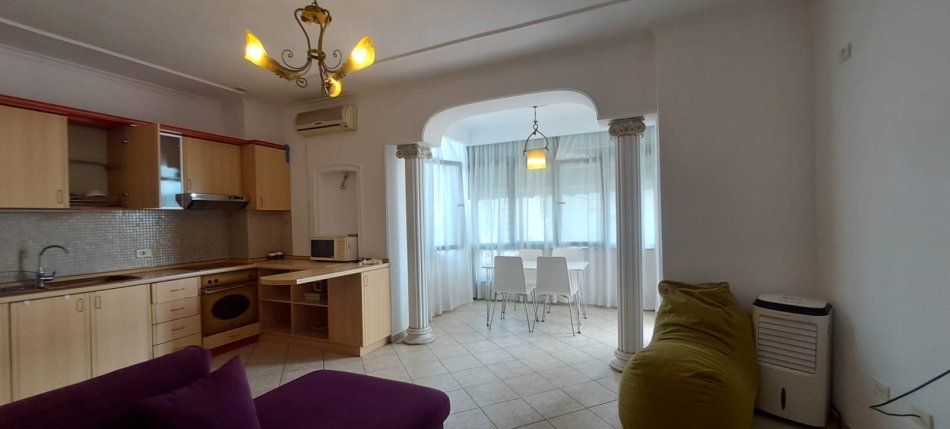 Tirane, jepet me qera apartament 2+1+Ballkon, Kati 7, 95 m² 600 € (rruga e kavajes)prane Kishes