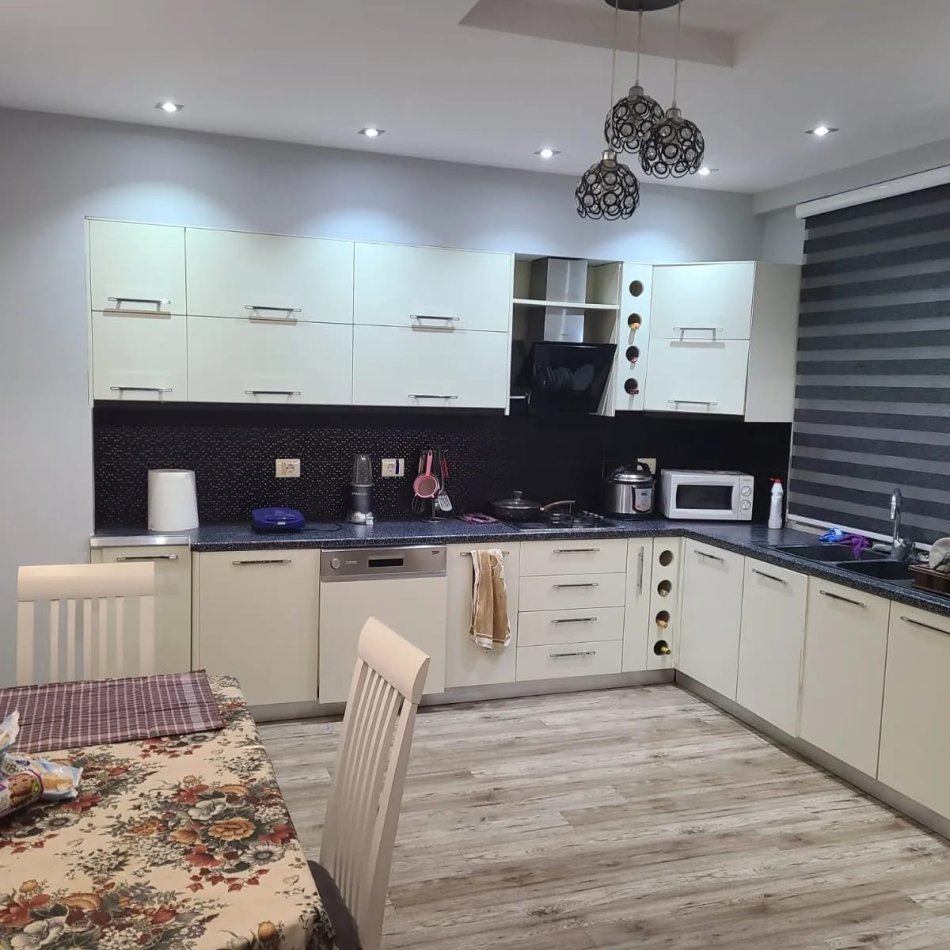 Tirane, shes apartament 2+1+Ballkon Kati 1, 113 m² 130.000 € (ASTIR,VILA L)